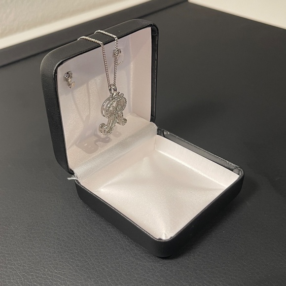Letter "R" initial necklace - Picture 2 of 8